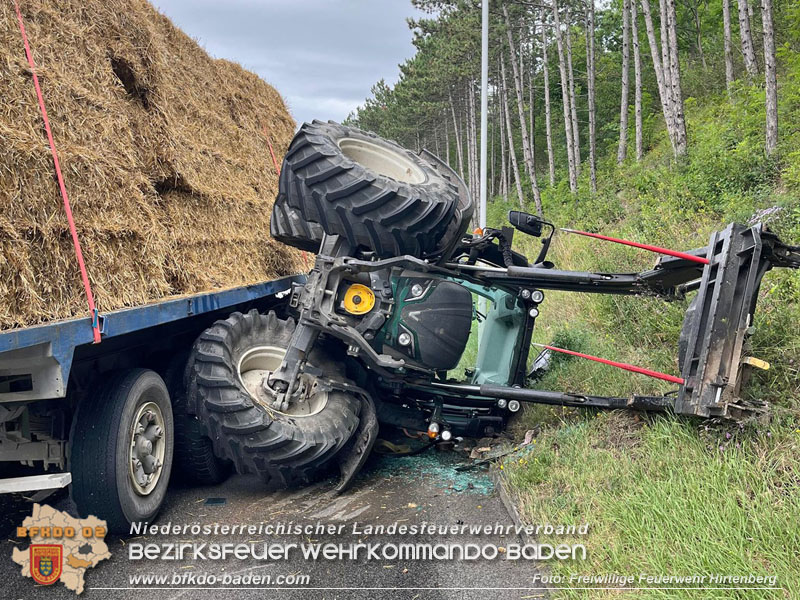 20240707_Landwirtschaftliches Gespann verunfallt auf der LB18 bei Hirtenberg Foto: Freiwillige Feuerwehr Hirtenberg 20240707_Landwirtschaftliches Gespann verunfallt auf der LB18 bei Hirtenberg Foto: Freiwillige Feuerwehr Hirtenberg