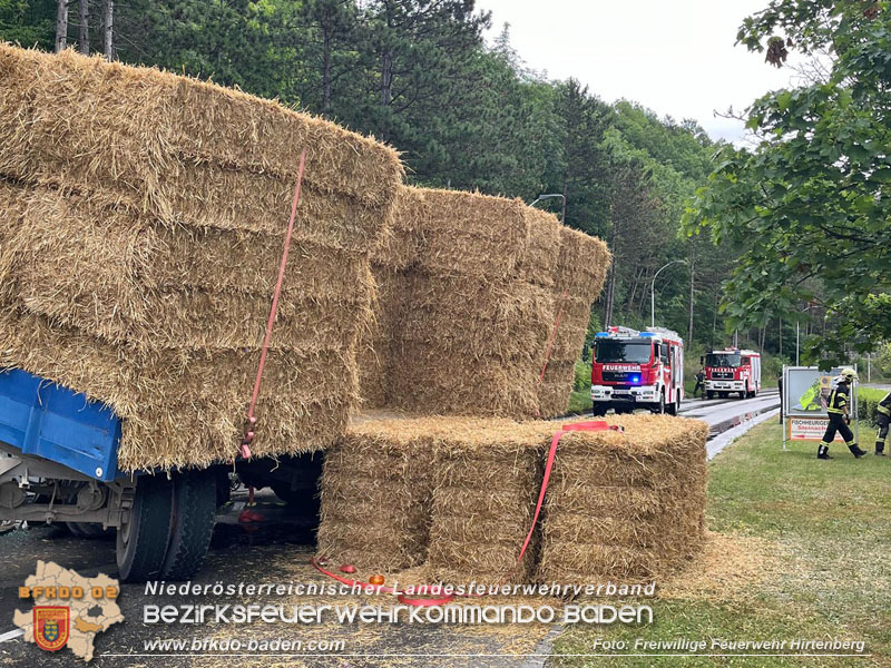 20240707_Landwirtschaftliches Gespann verunfallt auf der LB18 bei Hirtenberg Foto: Freiwillige Feuerwehr Hirtenberg 20240707_Landwirtschaftliches Gespann verunfallt auf der LB18 bei Hirtenberg Foto: Freiwillige Feuerwehr Hirtenberg