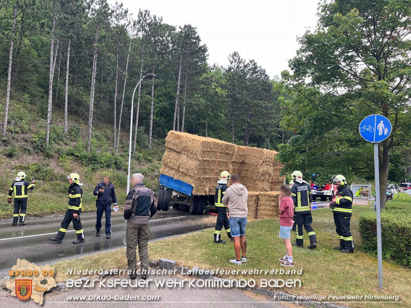20240707_Landwirtschaftliches Gespann verunfallt auf der LB18 bei Hirtenberg Foto: Freiwillige Feuerwehr Hirtenberg 20240707_Landwirtschaftliches Gespann verunfallt auf der LB18 bei Hirtenberg Foto: Freiwillige Feuerwehr Hirtenberg
