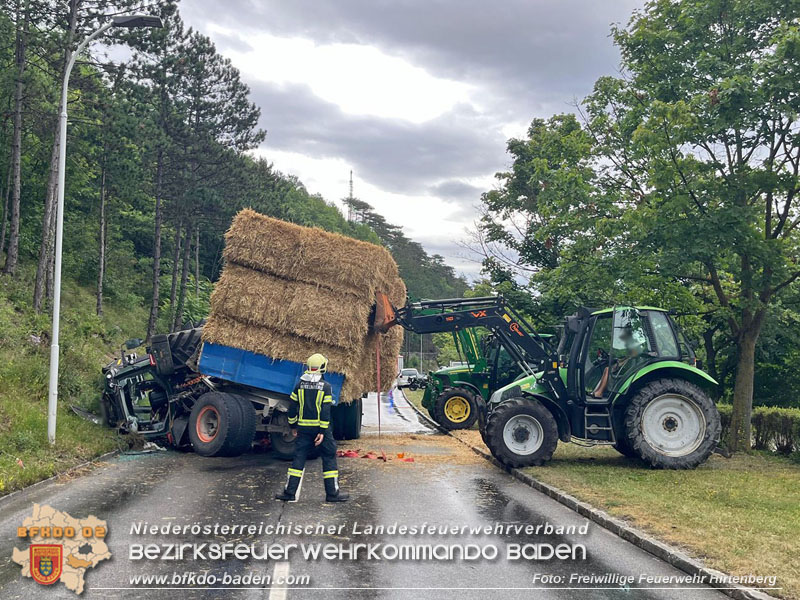 20240707_Landwirtschaftliches Gespann verunfallt auf der LB18 bei Hirtenberg Foto: Freiwillige Feuerwehr Hirtenberg 20240707_Landwirtschaftliches Gespann verunfallt auf der LB18 bei Hirtenberg Foto: Freiwillige Feuerwehr Hirtenberg