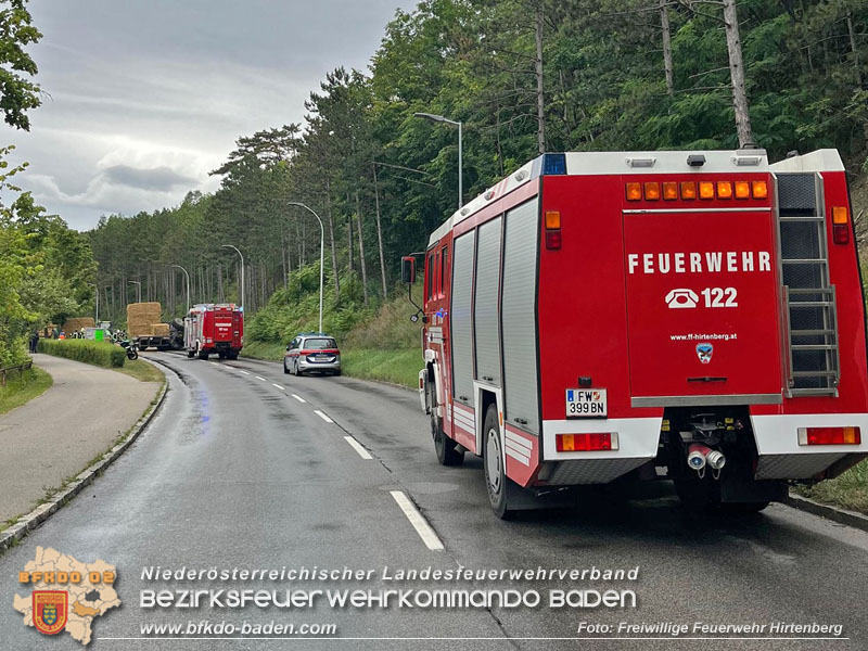 20240707_Landwirtschaftliches Gespann verunfallt auf der LB18 bei Hirtenberg Foto: Freiwillige Feuerwehr Hirtenberg 20240707_Landwirtschaftliches Gespann verunfallt auf der LB18 bei Hirtenberg Foto: Freiwillige Feuerwehr Hirtenberg