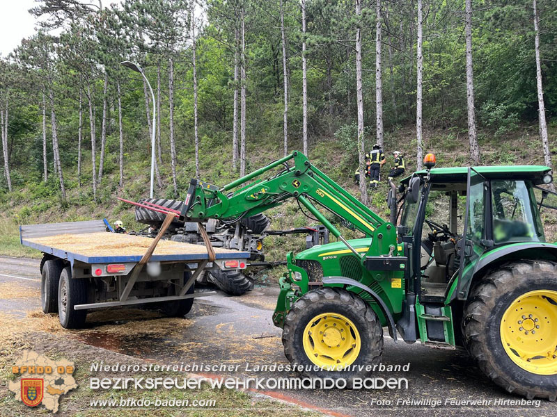 20240707_Landwirtschaftliches Gespann verunfallt auf der LB18 bei Hirtenberg Foto: Freiwillige Feuerwehr Hirtenberg 20240707_Landwirtschaftliches Gespann verunfallt auf der LB18 bei Hirtenberg Foto: Freiwillige Feuerwehr Hirtenberg