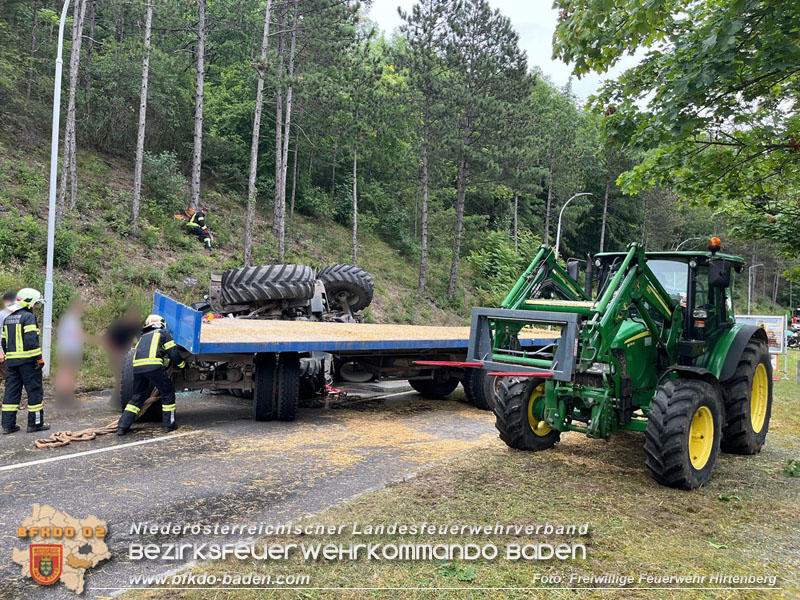 20240707_Landwirtschaftliches Gespann verunfallt auf der LB18 bei Hirtenberg Foto: Freiwillige Feuerwehr Hirtenberg 20240707_Landwirtschaftliches Gespann verunfallt auf der LB18 bei Hirtenberg Foto: Freiwillige Feuerwehr Hirtenberg
