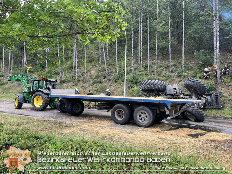 20240707_Landwirtschaftliches Gespann verunfallt auf der LB18 bei Hirtenberg Foto: Freiwillige Feuerwehr Hirtenberg 20240707_Landwirtschaftliches Gespann verunfallt auf der LB18 bei Hirtenberg Foto: Freiwillige Feuerwehr Hirtenberg