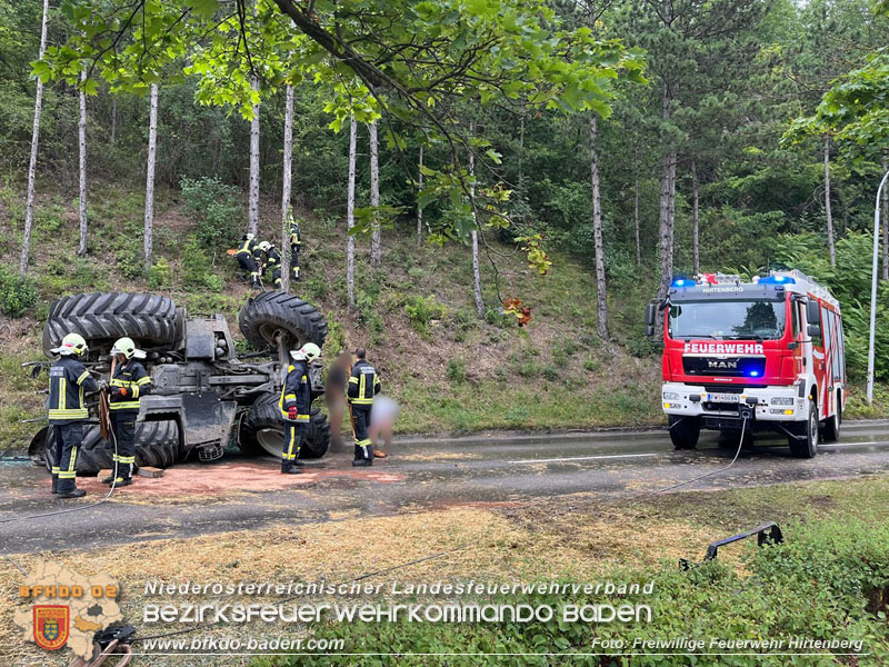 20240707_Landwirtschaftliches Gespann verunfallt auf der LB18 bei Hirtenberg Foto: Freiwillige Feuerwehr Hirtenberg 20240707_Landwirtschaftliches Gespann verunfallt auf der LB18 bei Hirtenberg Foto: Freiwillige Feuerwehr Hirtenberg