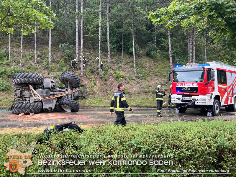 20240707_Landwirtschaftliches Gespann verunfallt auf der LB18 bei Hirtenberg Foto: Freiwillige Feuerwehr Hirtenberg 20240707_Landwirtschaftliches Gespann verunfallt auf der LB18 bei Hirtenberg Foto: Freiwillige Feuerwehr Hirtenberg