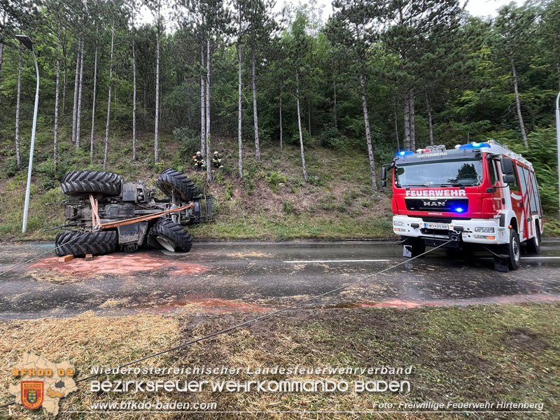 20240707_Landwirtschaftliches Gespann verunfallt auf der LB18 bei Hirtenberg Foto: Freiwillige Feuerwehr Hirtenberg 20240707_Landwirtschaftliches Gespann verunfallt auf der LB18 bei Hirtenberg Foto: Freiwillige Feuerwehr Hirtenberg