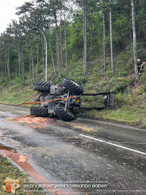 20240707_Landwirtschaftliches Gespann verunfallt auf der LB18 bei Hirtenberg Foto: Freiwillige Feuerwehr Hirtenberg 20240707_Landwirtschaftliches Gespann verunfallt auf der LB18 bei Hirtenberg Foto: Freiwillige Feuerwehr Hirtenberg