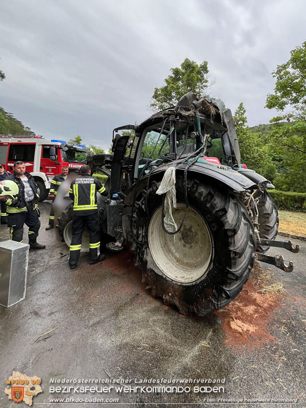 20240707_Landwirtschaftliches Gespann verunfallt auf der LB18 bei Hirtenberg Foto: Freiwillige Feuerwehr Hirtenberg 20240707_Landwirtschaftliches Gespann verunfallt auf der LB18 bei Hirtenberg Foto: Freiwillige Feuerwehr Hirtenberg