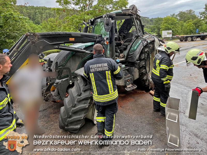 20240707_Landwirtschaftliches Gespann verunfallt auf der LB18 bei Hirtenberg Foto: Freiwillige Feuerwehr Hirtenberg 20240707_Landwirtschaftliches Gespann verunfallt auf der LB18 bei Hirtenberg Foto: Freiwillige Feuerwehr Hirtenberg