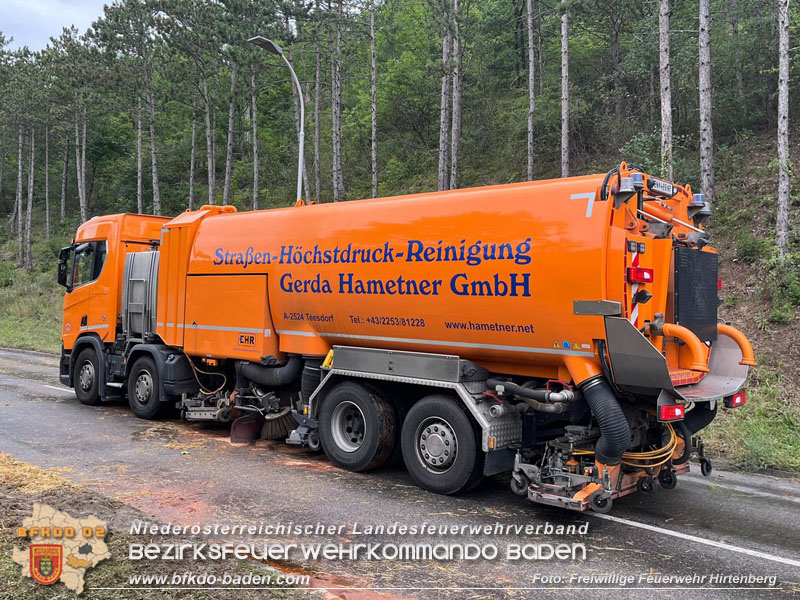 20240707_Landwirtschaftliches Gespann verunfallt auf der LB18 bei Hirtenberg  Foto: Freiwillige Feuerwehr Hirtenberg  