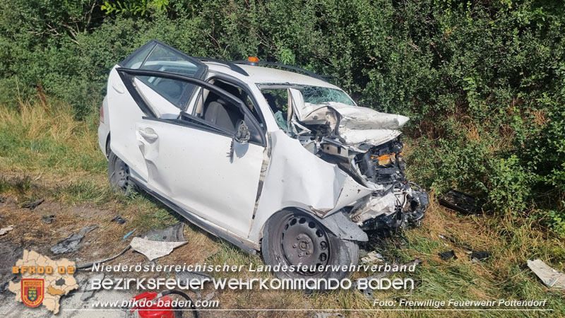 20240709_Verkehrsunfall mit 2 Todesopfern auf der LB60 bei Weigelsdorf Foto: Freiwillige Feuerwehr Pottendorf 20240709_Verkehrsunfall mit 2 Todesopfern auf der LB60 bei Weigelsdorf Foto: Freiwillige Feuerwehr Pottendorf