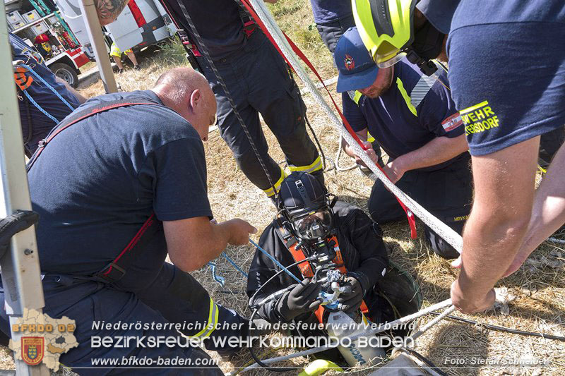 20240710_Aufwendige Menschenrettung aus Kanalsystem in Oberwaltersdorf Foto: Stefan Schneider BFKDO BADEN 20240710_Aufwendige Menschenrettung aus Kanalsystem in Oberwaltersdorf Foto: Stefan Schneider BFKDO BADEN