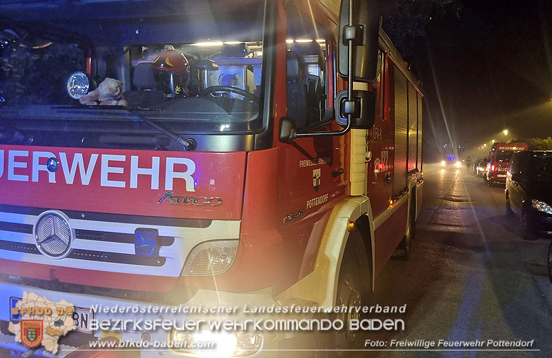 20240711_Heckenbrand entpuppte sich als Gebäudebrand in Siegersdorf Foto: Freiwillige Feuerwehr Pottendorf 20240711_Heckenbrand entpuppte sich als Gebäudebrand in Siegersdorf Foto: Freiwillige Feuerwehr Pottendorf