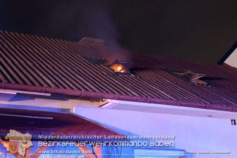 20240725_Nächtlicher Brand in einer Dachgeschoßwohnung in Traiskirchen   Foto: Stefan Schneider BFKDO BADEN