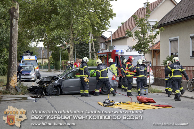 20240805_Pkw prallt in 30er Zone gegen Baum in Traiskirchen - Personenrettung    Foto: Stefan Schneider BFKDO BADEN
