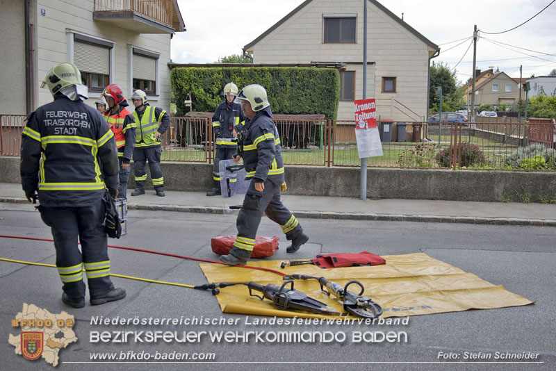 20240805_Pkw prallt in 30er Zone gegen Baum in Traiskirchen - Personenrettung    Foto: Stefan Schneider BFKDO BADEN