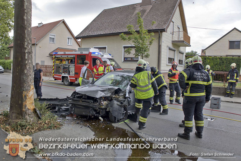 20240805_Pkw prallt in 30er Zone gegen Baum in Traiskirchen - Personenrettung    Foto: Stefan Schneider BFKDO BADEN