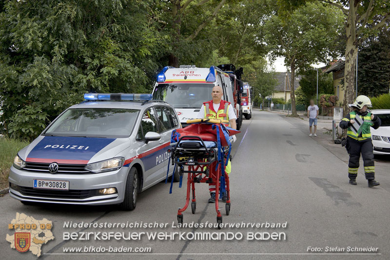 20240805_Pkw prallt in 30er Zone gegen Baum in Traiskirchen - Personenrettung    Foto: Stefan Schneider BFKDO BADEN