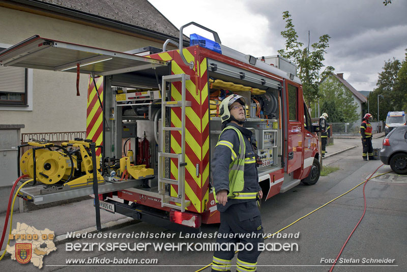 20240805_Pkw prallt in 30er Zone gegen Baum in Traiskirchen - Personenrettung    Foto: Stefan Schneider BFKDO BADEN