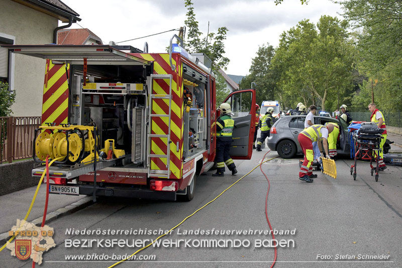 20240805_Pkw prallt in 30er Zone gegen Baum in Traiskirchen - Personenrettung    Foto: Stefan Schneider BFKDO BADEN