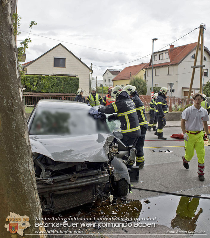 20240805_Pkw prallt in 30er Zone gegen Baum in Traiskirchen - Personenrettung    Foto: Stefan Schneider BFKDO BADEN