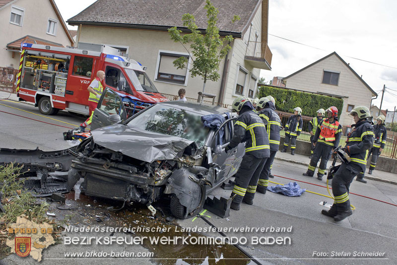 20240805_Pkw prallt in 30er Zone gegen Baum in Traiskirchen - Personenrettung    Foto: Stefan Schneider BFKDO BADEN
