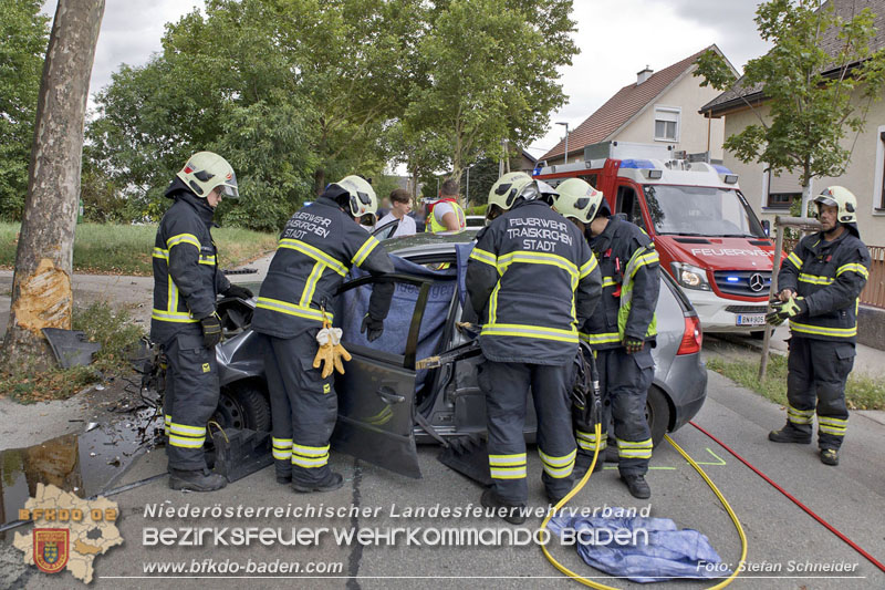 20240805_Pkw prallt in 30er Zone gegen Baum in Traiskirchen - Personenrettung    Foto: Stefan Schneider BFKDO BADEN