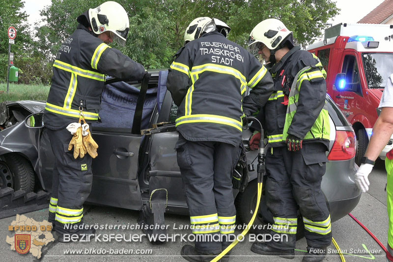 20240805_Pkw prallt in 30er Zone gegen Baum in Traiskirchen - Personenrettung    Foto: Stefan Schneider BFKDO BADEN