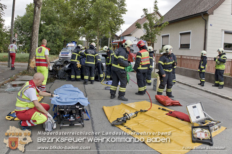 20240805_Pkw prallt in 30er Zone gegen Baum in Traiskirchen - Personenrettung    Foto: Stefan Schneider BFKDO BADEN