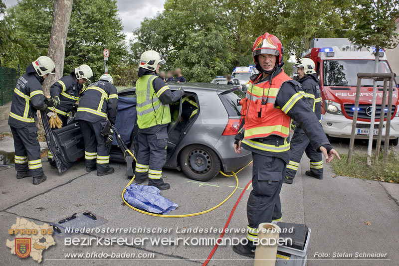 20240805_Pkw prallt in 30er Zone gegen Baum in Traiskirchen - Personenrettung    Foto: Stefan Schneider BFKDO BADEN