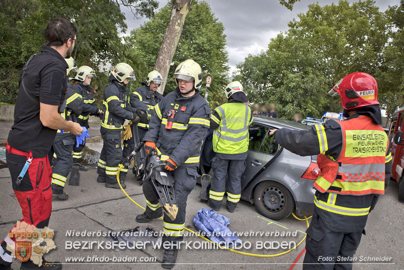 20240805_Pkw prallt in 30er Zone gegen Baum in Traiskirchen - Personenrettung    Foto: Stefan Schneider BFKDO BADEN