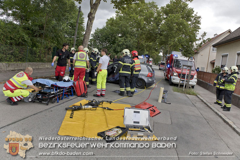 20240805_Pkw prallt in 30er Zone gegen Baum in Traiskirchen - Personenrettung    Foto: Stefan Schneider BFKDO BADEN
