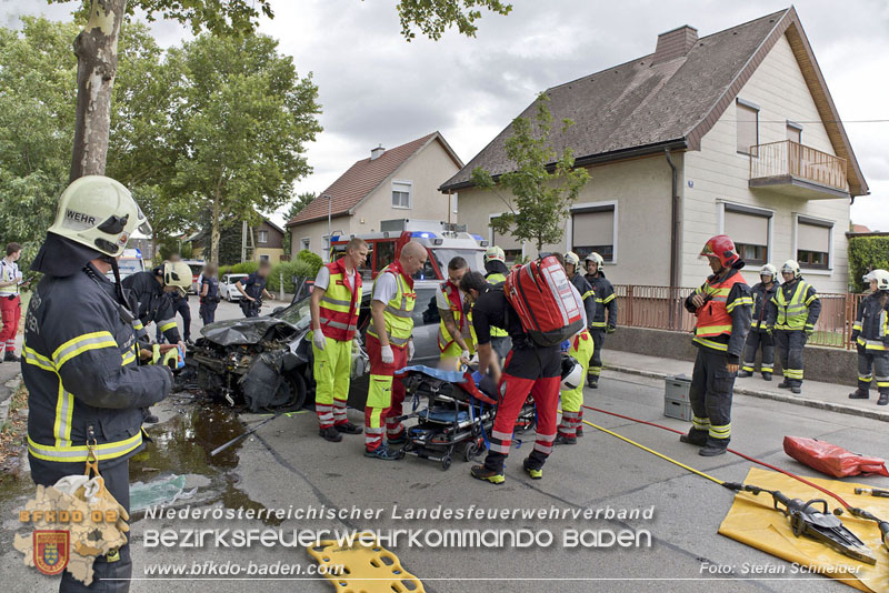 20240805_Pkw prallt in 30er Zone gegen Baum in Traiskirchen - Personenrettung    Foto: Stefan Schneider BFKDO BADEN