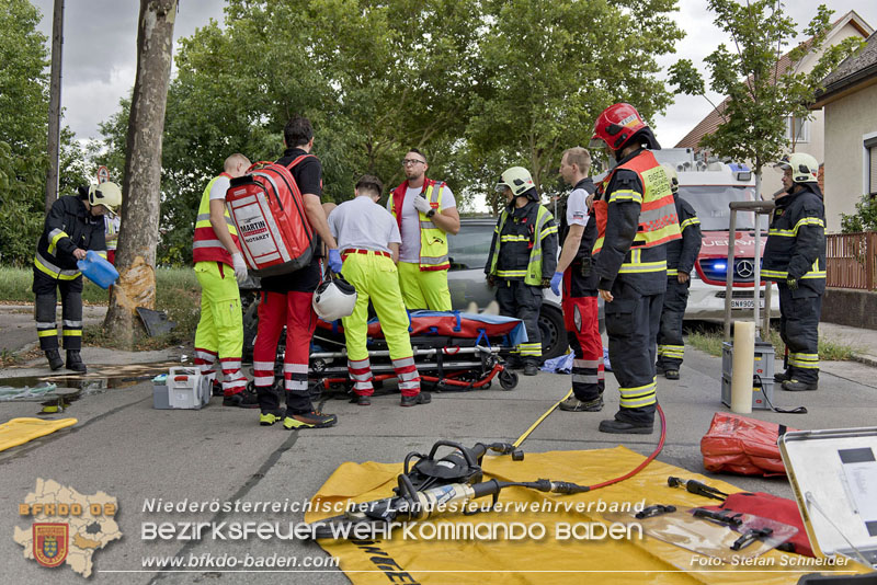 20240805_Pkw prallt in 30er Zone gegen Baum in Traiskirchen - Personenrettung    Foto: Stefan Schneider BFKDO BADEN