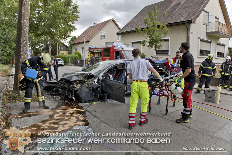 20240805_Pkw prallt in 30er Zone gegen Baum in Traiskirchen - Personenrettung    Foto: Stefan Schneider BFKDO BADEN