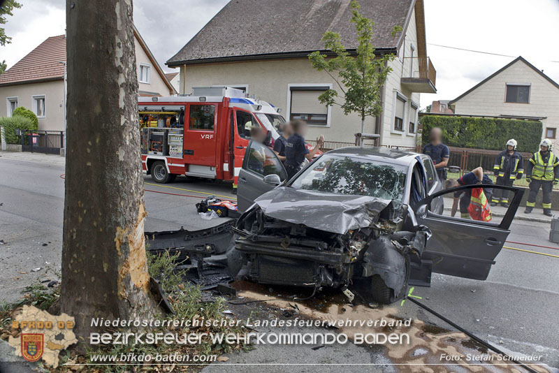 20240805_Pkw prallt in 30er Zone gegen Baum in Traiskirchen - Personenrettung    Foto: Stefan Schneider BFKDO BADEN