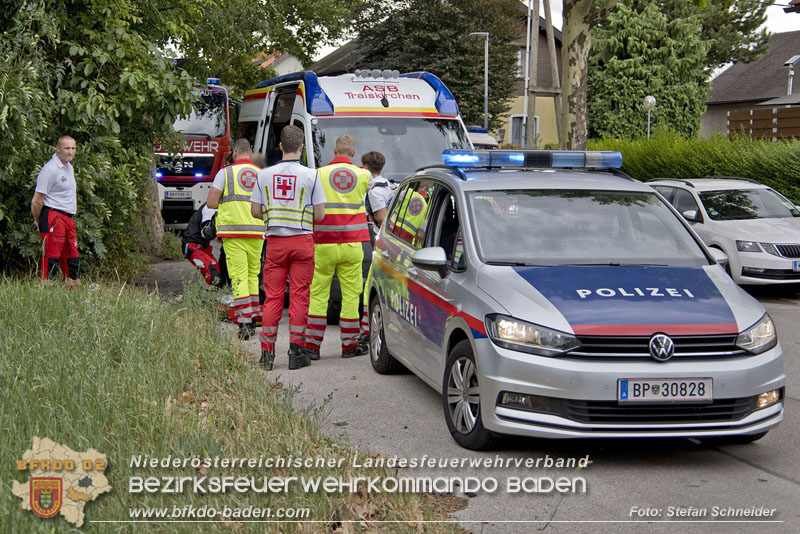 20240805_Pkw prallt in 30er Zone gegen Baum in Traiskirchen - Personenrettung    Foto: Stefan Schneider BFKDO BADEN
