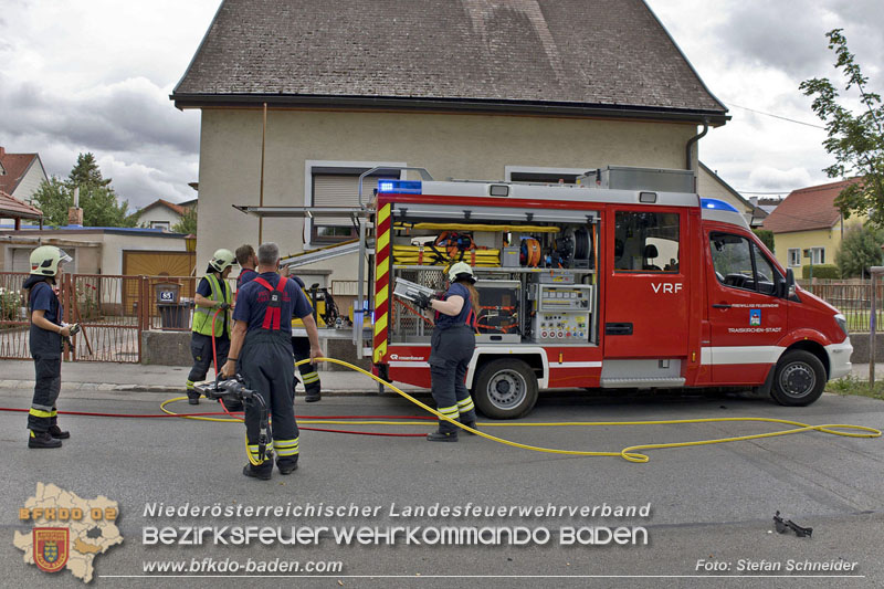 20240805_Pkw prallt in 30er Zone gegen Baum in Traiskirchen - Personenrettung    Foto: Stefan Schneider BFKDO BADEN