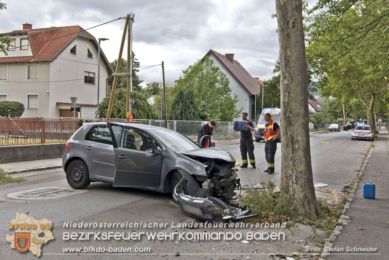 20240805_Pkw prallt in 30er Zone gegen Baum in Traiskirchen - Personenrettung    Foto: Stefan Schneider BFKDO BADEN