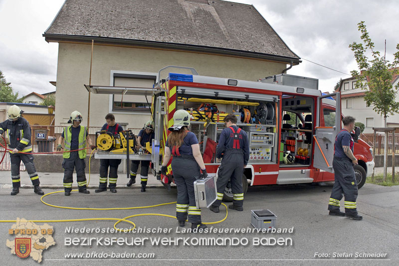 20240805_Pkw prallt in 30er Zone gegen Baum in Traiskirchen - Personenrettung    Foto: Stefan Schneider BFKDO BADEN