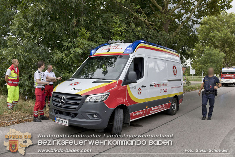 20240805_Pkw prallt in 30er Zone gegen Baum in Traiskirchen - Personenrettung    Foto: Stefan Schneider BFKDO BADEN
