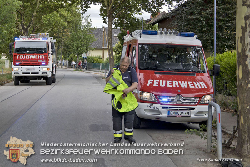 20240805_Pkw prallt in 30er Zone gegen Baum in Traiskirchen - Personenrettung    Foto: Stefan Schneider BFKDO BADEN