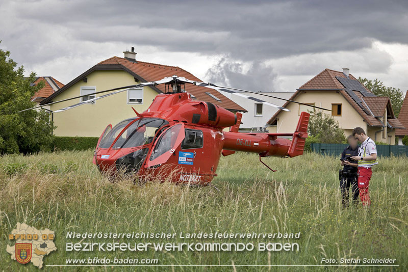 20240805_Pkw prallt in 30er Zone gegen Baum in Traiskirchen - Personenrettung    Foto: Stefan Schneider BFKDO BADEN