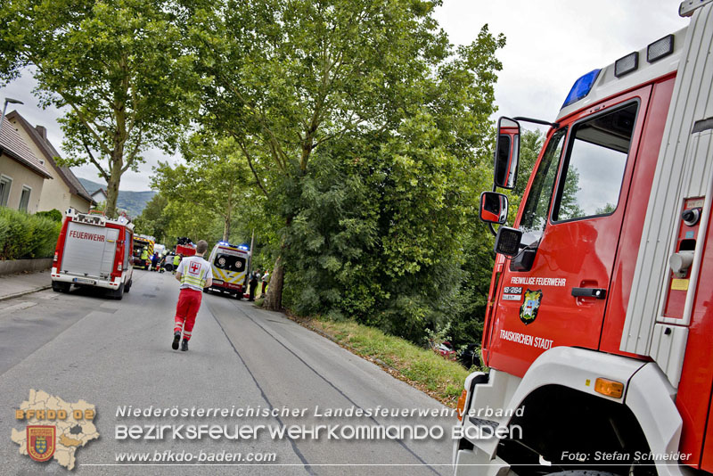 20240805_Pkw prallt in 30er Zone gegen Baum in Traiskirchen - Personenrettung    Foto: Stefan Schneider BFKDO BADEN