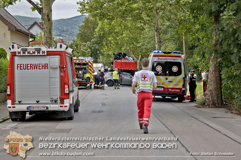 20240805_Pkw prallt in 30er Zone gegen Baum in Traiskirchen - Personenrettung    Foto: Stefan Schneider BFKDO BADEN