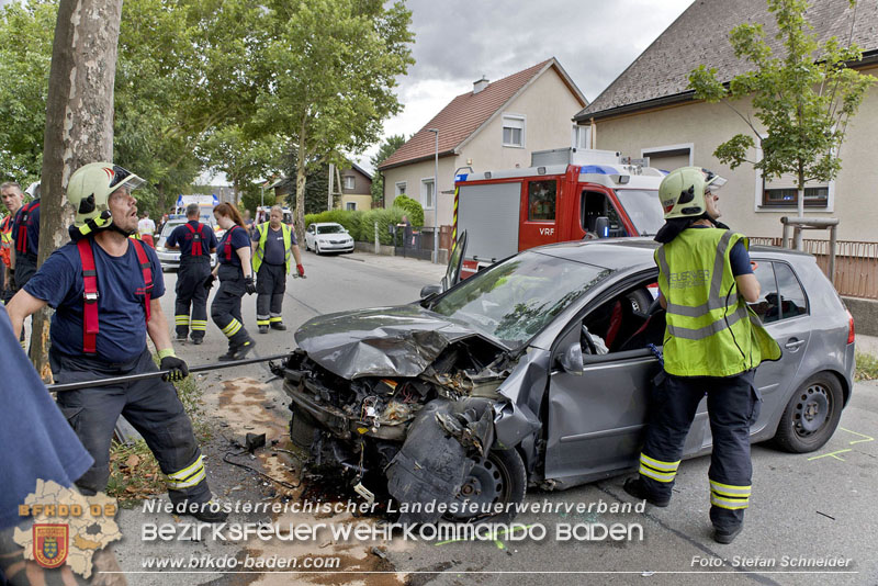 20240805_Pkw prallt in 30er Zone gegen Baum in Traiskirchen - Personenrettung    Foto: Stefan Schneider BFKDO BADEN