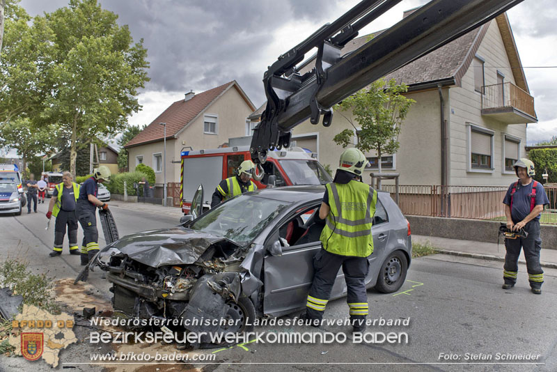 20240805_Pkw prallt in 30er Zone gegen Baum in Traiskirchen - Personenrettung    Foto: Stefan Schneider BFKDO BADEN