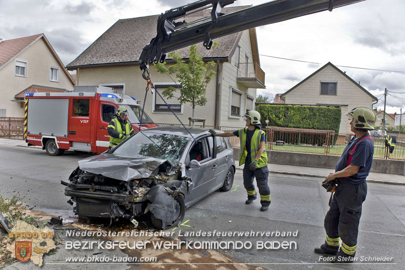 20240805_Pkw prallt in 30er Zone gegen Baum in Traiskirchen - Personenrettung    Foto: Stefan Schneider BFKDO BADEN