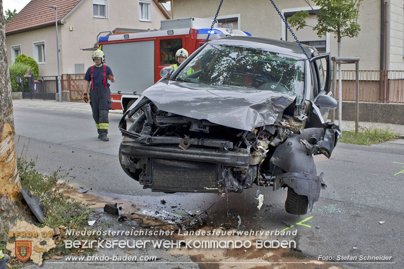 20240805_Pkw prallt in 30er Zone gegen Baum in Traiskirchen - Personenrettung    Foto: Stefan Schneider BFKDO BADEN